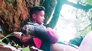 आदिवासी आंटी ने लंड चूसा और चुदवा लिया खेतों में