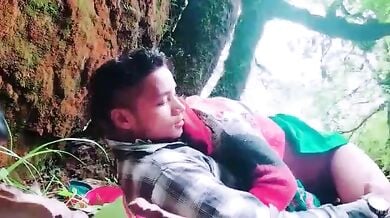 आदिवासी आंटी ने लंड चूसा और चुदवा लिया खेतों में