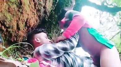 आदिवासी आंटी ने लंड चूसा और चुदवा लिया खेतों में