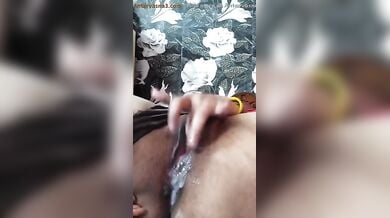 प्यासी भाभी ने गरम चूत से दही निकाला