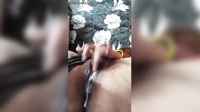 प्यासी भाभी ने गरम चूत से दही निकाला