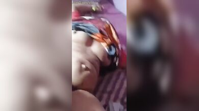 रात में चाची की चड्डी निकाल के चूत में ऊँगली की