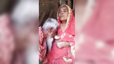 बांगला दादी के बूब्स चूसते दादा जी
