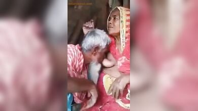 बांगला दादी के बूब्स चूसते दादा जी