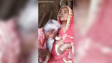 बांगला दादी के बूब्स चूसते दादा जी