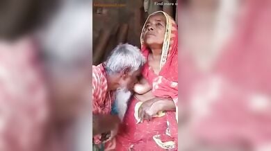 बांगला दादी के बूब्स चूसते दादा जी