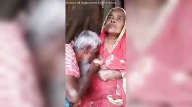 बांगला दादी के बूब्स चूसते दादा जी