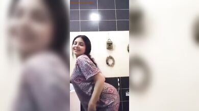 दोस्त की कामुक माँ ने चूत दिखाई वीडियो कॉल में