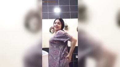 दोस्त की कामुक माँ ने चूत दिखाई वीडियो कॉल में