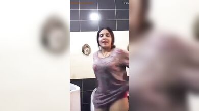 दोस्त की कामुक माँ ने चूत दिखाई वीडियो कॉल में