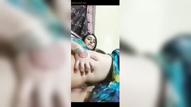 अफ्घानी लड़की ने गांड का छेद खोल के दिखाया