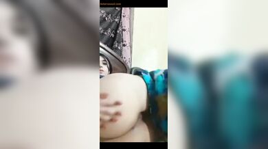 अफ्घानी लड़की ने गांड का छेद खोल के दिखाया