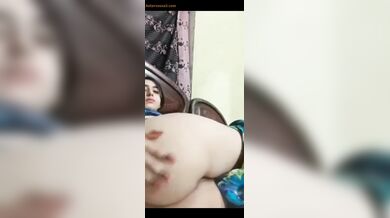 अफ्घानी लड़की ने गांड का छेद खोल के दिखाया