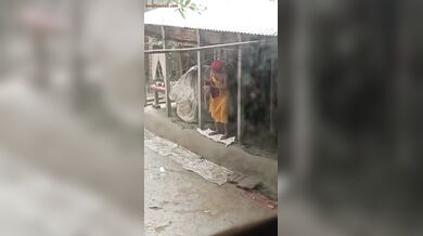 जवान लडको ने मजदुर भाभी के नंगे बूब्स का क्लिप बनाया