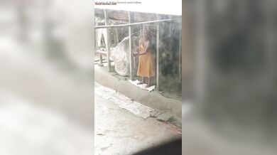 जवान लडको ने मजदुर भाभी के नंगे बूब्स का क्लिप बनाया