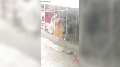 जवान लडको ने मजदुर भाभी के नंगे बूब्स का क्लिप बनाया