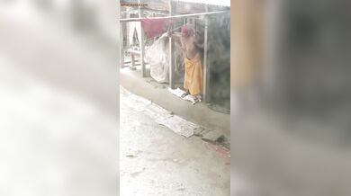 जवान लडको ने मजदुर भाभी के नंगे बूब्स का क्लिप बनाया