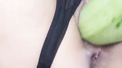 चूत में मोटा खीरा डालतीं सेक्सी फॉरेनर गर्ल का बीएफ