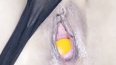 चूत में मोटा खीरा डालतीं सेक्सी फॉरेनर गर्ल का बीएफ