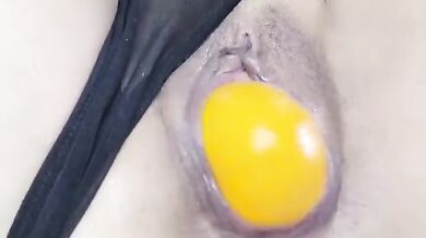 चूत में मोटा खीरा डालतीं सेक्सी फॉरेनर गर्ल का बीएफ