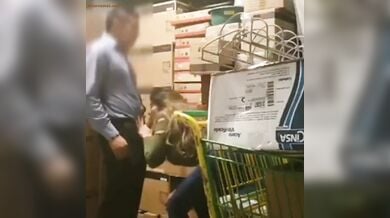 हेंडसम कॅशियर को खोपचे में ले जाकर मॅनेजर ने की चुदाई