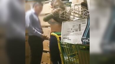 हेंडसम कॅशियर को खोपचे में ले जाकर मॅनेजर ने की चुदाई