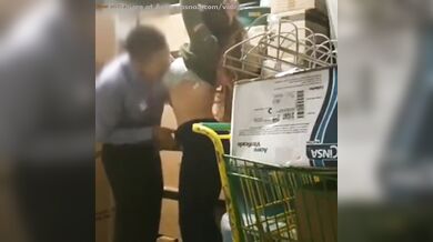 हेंडसम कॅशियर को खोपचे में ले जाकर मॅनेजर ने की चुदाई