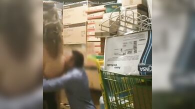 हेंडसम कॅशियर को खोपचे में ले जाकर मॅनेजर ने की चुदाई