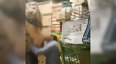 हेंडसम कॅशियर को खोपचे में ले जाकर मॅनेजर ने की चुदाई