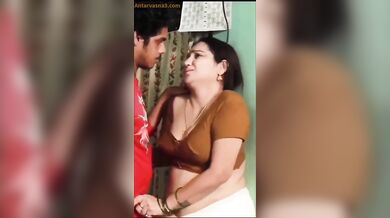 गर्म हुई मौसी की चड्डी में हाथ डाला भांजे ने