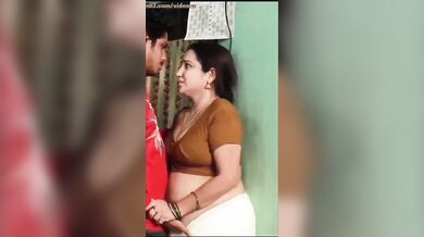 गर्म हुई मौसी की चड्डी में हाथ डाला भांजे ने