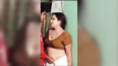 गर्म हुई मौसी की चड्डी में हाथ डाला भांजे ने