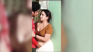 गर्म हुई मौसी की चड्डी में हाथ डाला भांजे ने