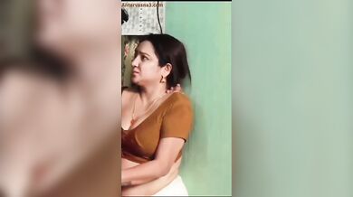 गर्म हुई मौसी की चड्डी में हाथ डाला भांजे ने