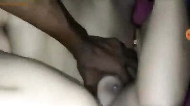 फोन पर बात करते हुए आंटी लंड भी ले रही हैं