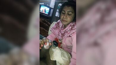 आंटी को नींद आई थी फिर भी लंड चूस रही हैं