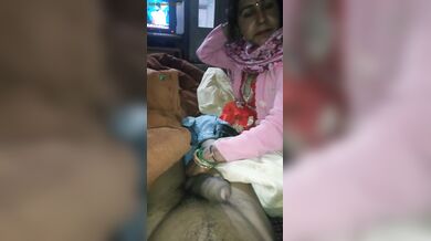 आंटी को नींद आई थी फिर भी लंड चूस रही हैं