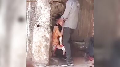 बंद मकान के पीछे चुदाई करतें देसी कपल का एमएमएस