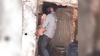 बंद मकान के पीछे चुदाई करतें देसी कपल का एमएमएस