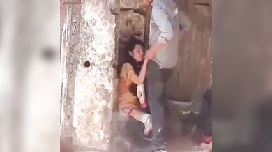 बंद मकान के पीछे चुदाई करतें देसी कपल का एमएमएस