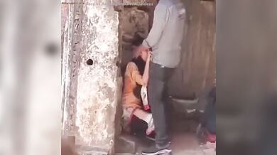 बंद मकान के पीछे चुदाई करतें देसी कपल का एमएमएस