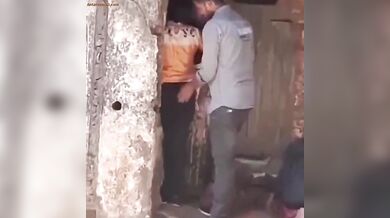 बंद मकान के पीछे चुदाई करतें देसी कपल का एमएमएस