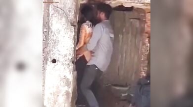 बंद मकान के पीछे चुदाई करतें देसी कपल का एमएमएस