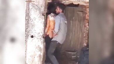 बंद मकान के पीछे चुदाई करतें देसी कपल का एमएमएस