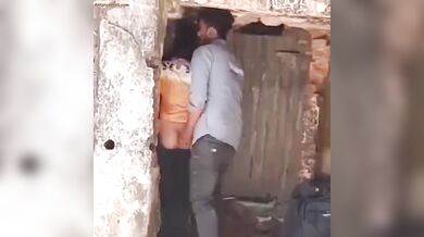 बंद मकान के पीछे चुदाई करतें देसी कपल का एमएमएस