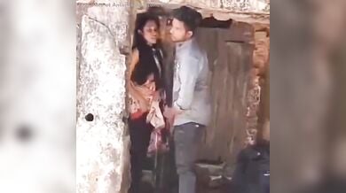 बंद मकान के पीछे चुदाई करतें देसी कपल का एमएमएस