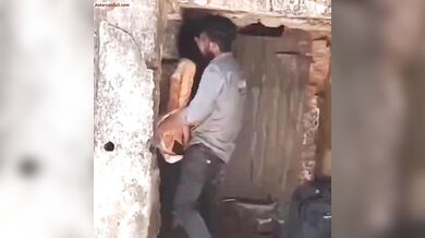 बंद मकान के पीछे चुदाई करतें देसी कपल का एमएमएस