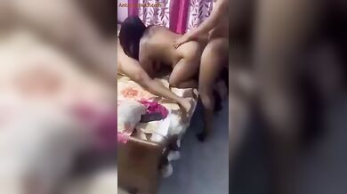 देसी आदमी ने बीवी को हिजड़े और अपने दोस्तों से चुदवाया