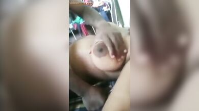 मल्लू भाभी प्रिया के बूब्स को नोंच डाले उसके लवर ने