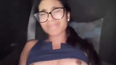 वेन ड्राइवर ने जवान एनआरआई लड़की की खुजली मिटाई